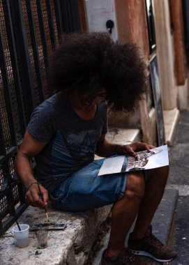 Roma, İtalya - 5 Eylül 2019: Eski şehir mimarisini çizen kişi.