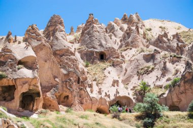 Mağara ve delikli antik volkanik taşlar, Kapadokya, Türkiye.