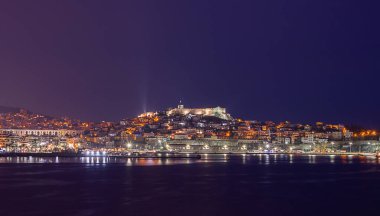 Tepesinde eski bir şato olan panoramik şehir manzarası. 