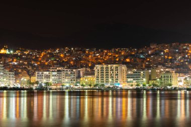 Yunanistan 'da deniz manzaralı gece şehirleri.