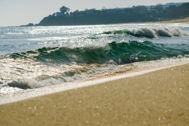 Büyük deniz dalgaları kumsala çarpıyor..