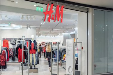 Selanik, Yunanistan - 08 Kasım 2019: Alışveriş merkezinde logolu H & M mağazasının vitrini.