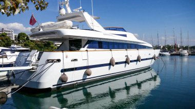 Selanik, Yunanistan - 10 Mart 2015: Yunanistan 'ın Selanik limanına park edilmiş büyük lüks beyaz yatı Baglietto 100' ler.