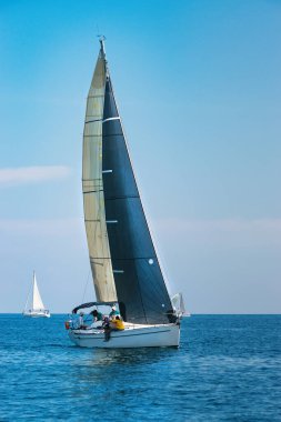 Güneşli bir günde mavi denizde yelkenli yarışı. Yachting macera konsepti. 