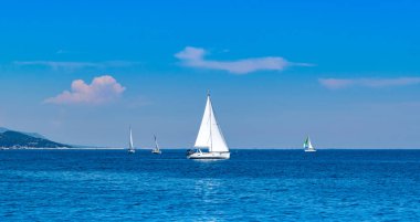 Akdeniz 'de yelkenli yarıştırmak. Lüks tatil konsepti