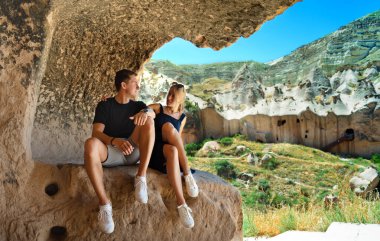 Kayaların üzerinde oturan sevimli bir çift