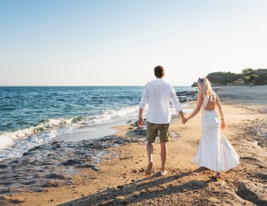 Güzel bir çift deniz kenarında vakit geçiriyor.