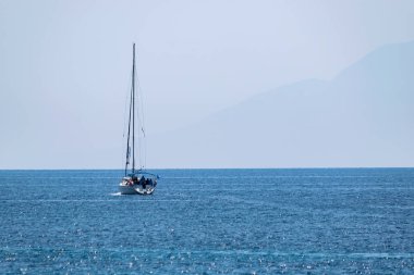 Thasos, Yunanistan - 22 Temmuz 2018: Denizde katlanmış yelkenli yatı kiralanmış. Yunanistan 'da yaz turizmi faaliyetleri lüks.