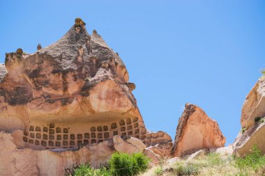 Mağara ve delikli antik volkanik taşlar, Kapadokya, Türkiye.