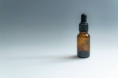 Beyaz arka planda pipeti olan siyah deri şişesi ve fotokopi alanı. - Bakuchiol retinol alternatif konsepti..