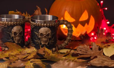 Cadılar bayramı için ormanda balkabağı