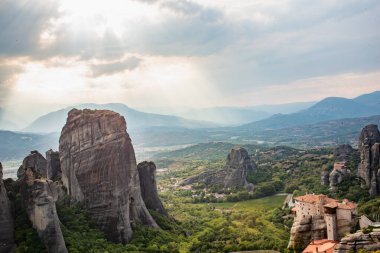 Rousanou St. Barbara Meteora, Kalabaka, Yunanistan ve Manastırı 'nın doğal kaya oluşumları. Ortodoks dini turizm manzarası.