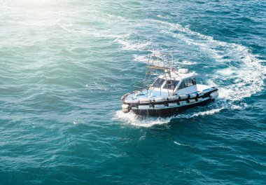 Denizde yüzen küçük bir yat.