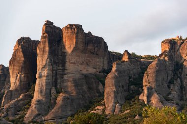 Günbatımında Meteora, Kalabaka, Yunanistan 'ın doğal kaya oluşumları.
