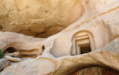 Mağaradaki eski manastır binası