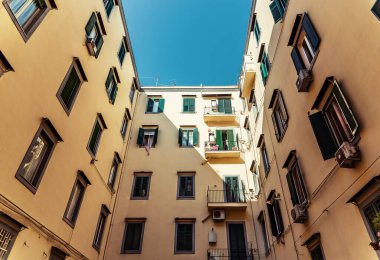 Gündüz binaların alt görüntüsü