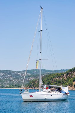 Thasos, Yunanistan - 22 Temmuz 2018: Denizde katlanmış yelkenli yatı kiralanmış. Yunanistan 'da yaz turizmi faaliyetleri lüks.