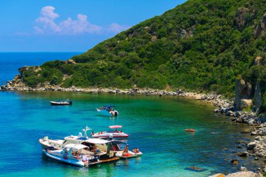 Sahilde küçük göldeki yat gezintileri.