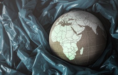 Mavi plastik okyanusta batan mantar küre. Plastikle okyanus kirliliği konsepti. Boşluğu kopyala, düz yatay, yatay.