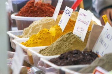 İstanbul, Türkiye - 27 Nisan 2019: Geleneksel sokak pazarında baharat yığınları.