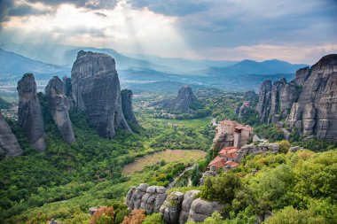 Rousanou St. Barbara Meteora, Kalabaka, Yunanistan ve Manastırı 'nın doğal kaya oluşumları. Ortodoks dini turizm manzarası.
