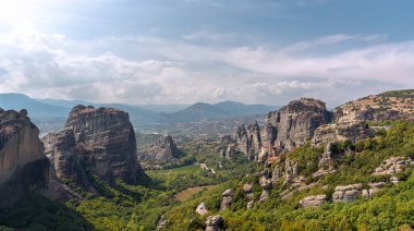 Meteora kayalarının manzarası