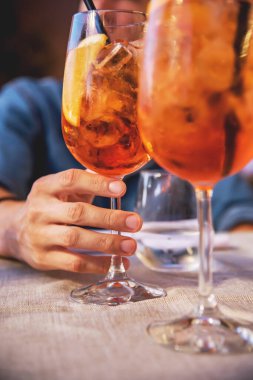 Şarap ve bira masada.