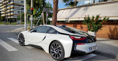Selanik, Yunanistan - 29 Ekim 2015: Restoranın yanındaki sokağa park edilmiş beyaz Bmw i8 arabası. Lüks hibrit araç.
