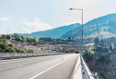 Dağların yakınında boş asfalt yol
