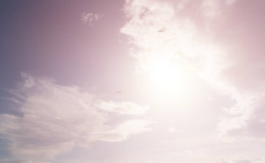 Parlak güneşli Pastel gökyüzü