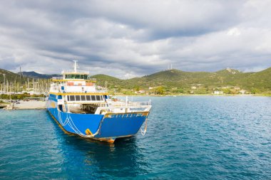 İskeleye demirlemiş feribotun ön görüntüsü.