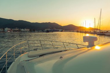 Gün batımında iskeledeki rıhtımlı teknelerle manzara