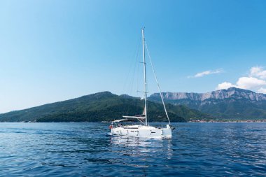 Denizde yüzen teknenin yakın görüntüsü