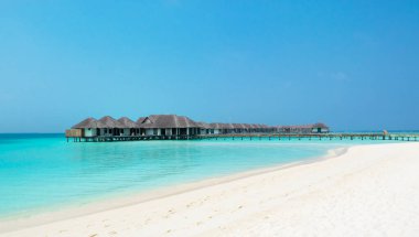 Turkuaz deniz manzarası ve eski kulübeler.