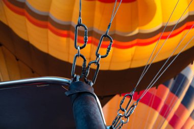 Uçuş sırasında sıcak hava balonuyla karabina bağlantısını yakın çekim.