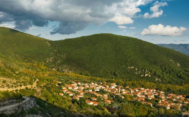 Dağlardaki küçük bir kasabanın havadan görünüşü