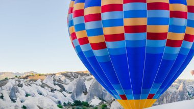 Kapadokya vadilerindeki uçuş sırasında sıcak hava balonunun yakın çekim görüntüsü.