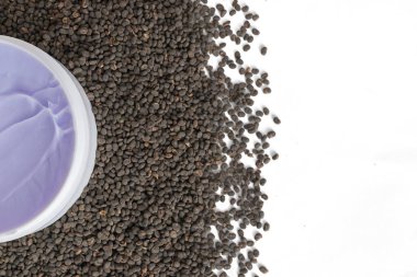 Kavanozda mor cilt kremi ve babchi (Psoralea Corylifolia) tohum özü. Uzayı kopyala, düz yat, izole et. Bakuchiol - retinol alternatif kavramı.