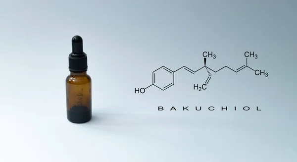 Flasche mit Pipette und chemischer Formel mit dem Schriftzug "Bakuchiol" auf grünem Hintergrund. - Bakuchiol Retinol alternatives Konzept. — Stockfoto