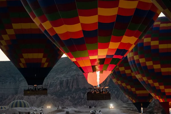 在土耳其卡帕多西亚准备庆祝节日的飞行热气球 — 图库照片