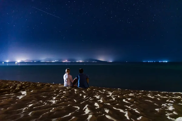 Hermosa Pareja Sentados Juntos Mirando Cielo Estrellado Por Noche —  Fotos de Stock