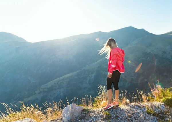 Porträt Einer Aktiven Blonden Frau Beim Wandern Den Bergen — Stockfoto