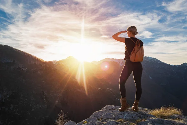 Eine Junge Frau Mit Rucksack Steht Rande Einer Felswand Und — Stockfoto