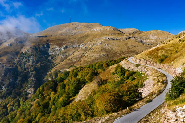 Асфальтована Дорога Через Гори — стокове фото