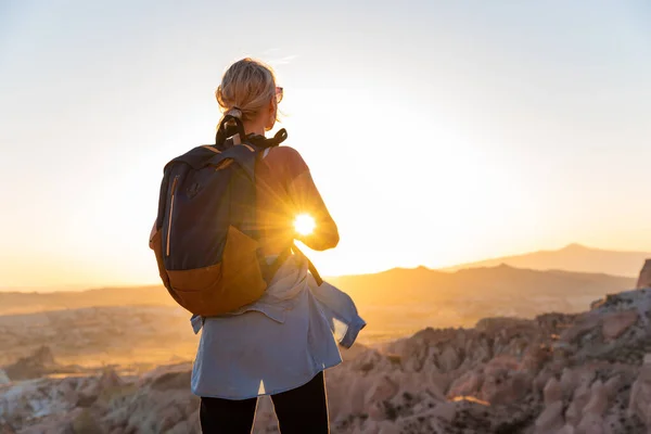 Νεαρή Γυναίκα Ταξιδιώτης Σακίδιο Απολαμβάνοντας Ηλιοβασίλεμα Στο Red Rose Valley — Φωτογραφία Αρχείου