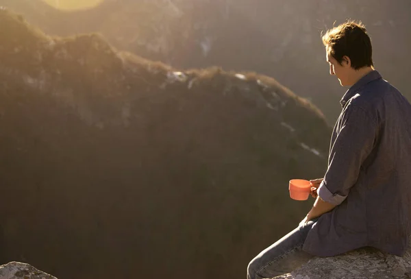 山の中でお茶を飲む男の近景 — ストック写真