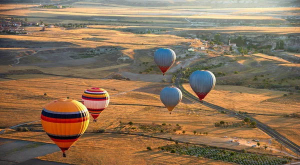 从上方俯瞰五彩斑斓的热气球 清晨飞越山谷和田野 土耳其 Cappadocia — 图库照片
