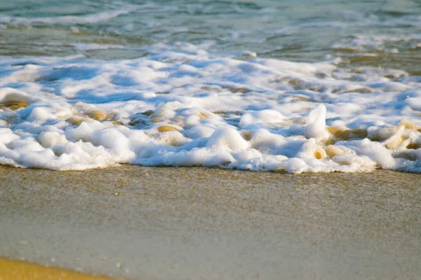 海浪冲刷在沙滩上 — 图库照片