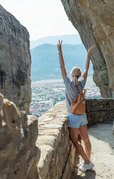 Backview Menina Turística Alegre Com Mochila Meteora Enorme Vista Rochas — Fotografia de Stock