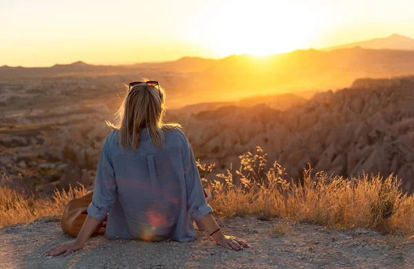 Blonde Woman Enjoying Sunset — 스톡 사진